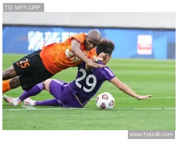 足球明星轻微摔倒瞬间引发热议 球迷们的不同反应和分析 足球明星轻微摔倒瞬间引发热议 球迷们的不同反应和分析